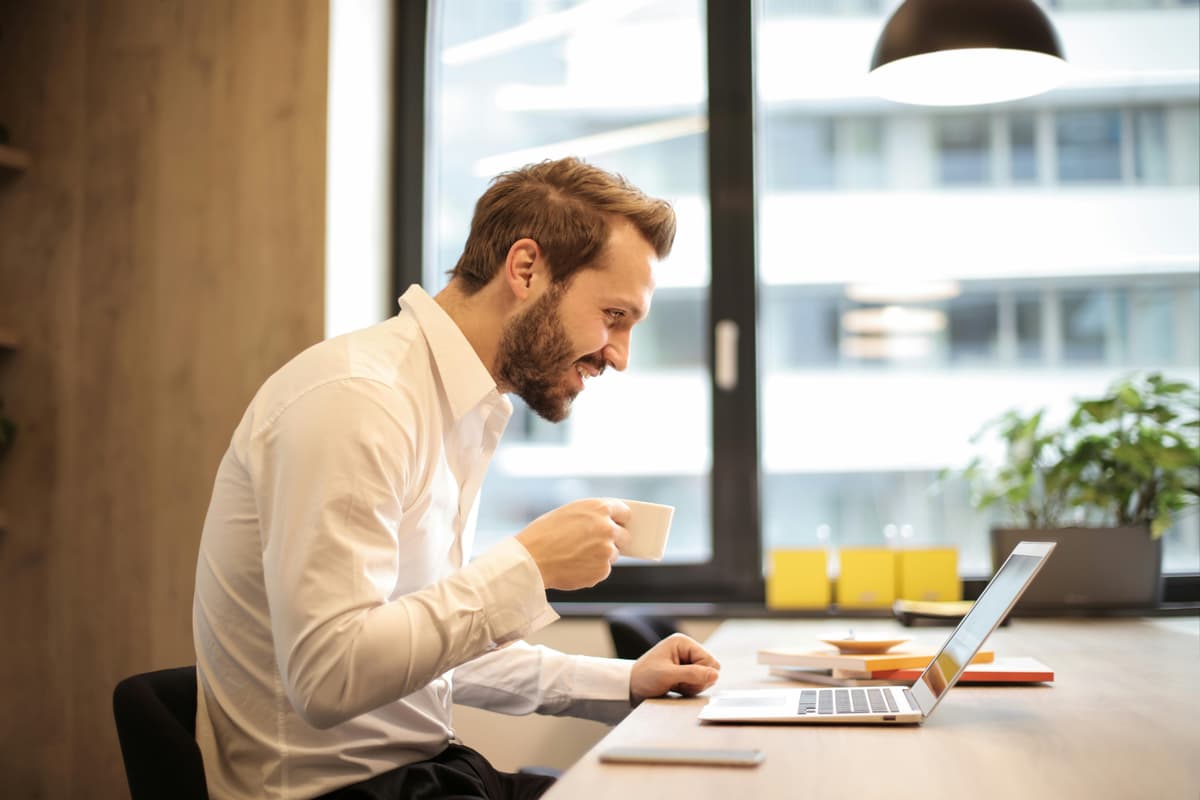 Luca Malli bei der Arbeit an Websites und SEO